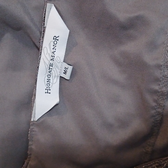 Highgate Manor Decorative Robe - Picture 6 of 6